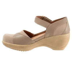 Clearance Softwalk Women's Miri Heeled Clogs